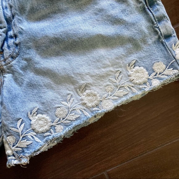 Lucky Brand “The Cut Off” Floral Embroidered Denim Shorts - Light Wash - 2/26 - Picture 3 of 5